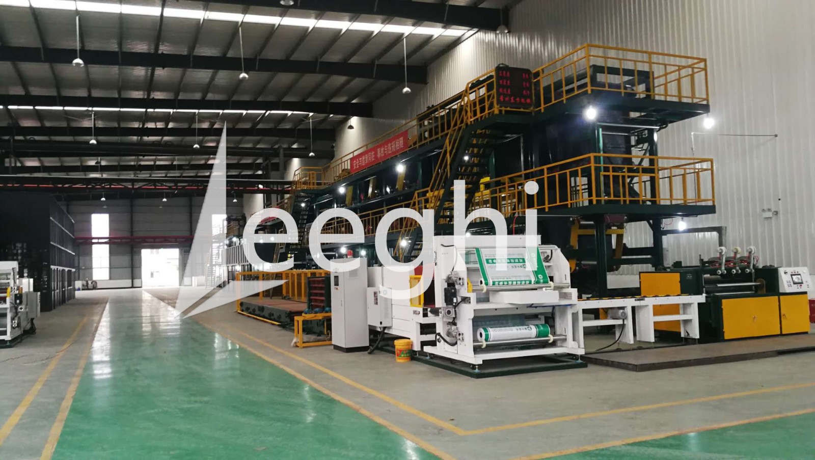 Heat shrinkable film packaging and palletizing integrated machine